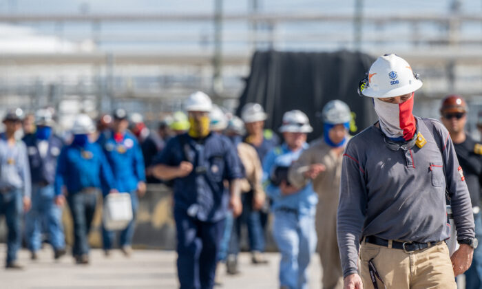 Công nhân rời khỏi Nhà máy lọc dầu Marathon Galveston Bay ở Thành phố Texas, Texas hôm 10/05/2022. (Ảnh: Brandon Bell/Getty Images)