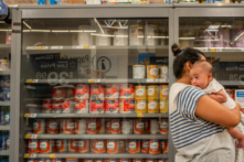Sữa bột trẻ em được xếp trên kệ trong một Đại trung tâm mua sắm Walmart ở Houston, Texas hôm 08/07/2022. (Ảnh: Brandon Bell/Getty Images)