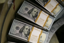 Những tờ tiền 100 USD mới được thiết kế lại được in tại Cục Ấn loát ở Hoa Thịnh Đốn, vào ngày 20/05/2013. (Ảnh: Mark Wilson/Getty Images)