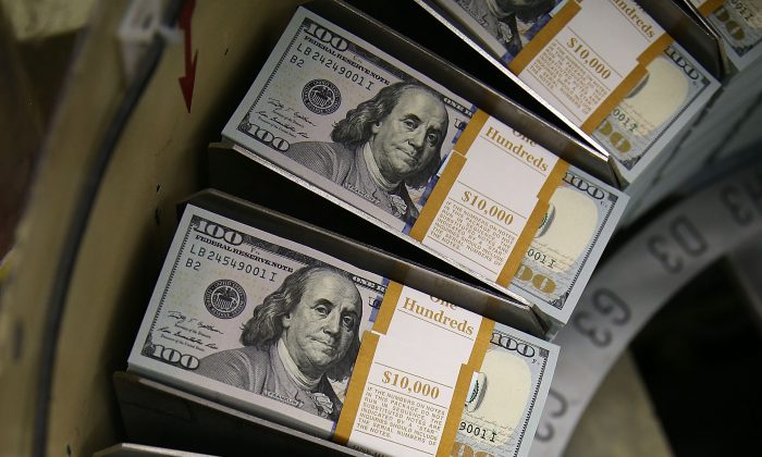 Những tờ tiền 100 USD mới được thiết kế lại được in tại Cục Ấn loát ở Hoa Thịnh Đốn, vào ngày 20/05/2013. (Ảnh: Mark Wilson/Getty Images)