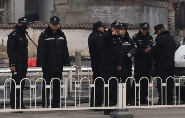 Công an đứng gác bên ngoài Tòa án Nhân dân Trung cấp Số 2, nơi luật sư nhân quyền Phổ Chí Cường (Pu Zhiqiang) bị kết án ở Bắc Kinh vào ngày 22/12/2015. (Ảnh: Greg Baker/AFP qua Getty Images)