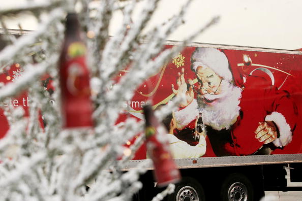 Tranh minh họa Ông Già Noel của họa sĩ Haddon Sundblom trên một chiếc xe tải của hãng Coca-Cola. (Ảnh: Mark Renders/Getty Images)