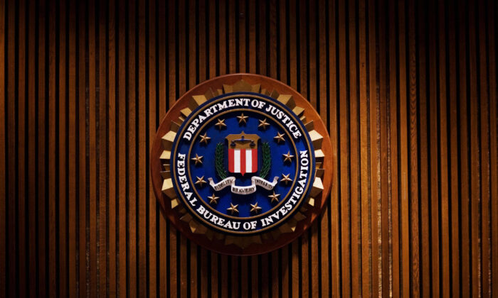 Huy hiệu của Cục Điều tra Liên bang bên trong Tòa nhà FBI J. Edgar Hoover ở Hoa Thịnh Đốn vào ngày 03/08/2007. (Ảnh: Mandel Ngan/AFP qua Getty Images)