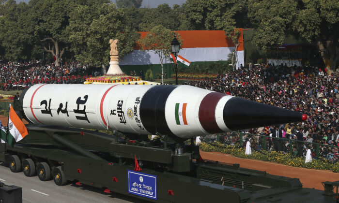 Hỏa tiễn đạn đạo tầm xa Agni-5 được trưng bày trong lễ duyệt binh kỷ niệm Ngày Cộng Hòa, ở New Delhi, Ấn Độ, vào ngày 26/01/2013. (Ảnh: Manish Swarup/AP Photo)