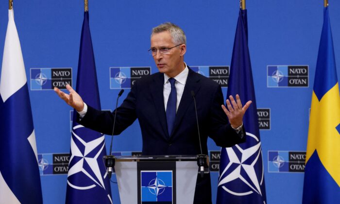 Tổng Thư ký NATO Jens Stoltenberg làm cử chỉ trong một cuộc họp báo tại trụ sở của liên minh này ở Brussels hôm 05/07/2022. (Ảnh: Yves Herman/Reuters)