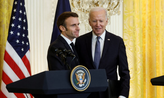 Tổng thống Pháp Emmanuel Macron chào hỏi Tổng thống Joe Biden vào lúc bế mạc cuộc họp báo chung của họ tại Phòng phía Đông của Tòa Bạch Ốc ở Hoa Thịnh Đốn hôm 01/12/2022. (Ảnh: Jonathan Ernst/Reuters)