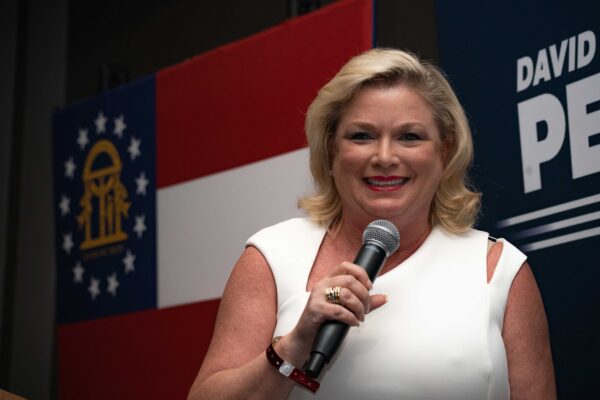Chủ tịch GOP Quận Dekalb Marci McCarthy nói tại một sự kiện đêm bầu cử ở Atlanta hôm 24/05/2022. (Ảnh: Megan Varner/Getty Images)