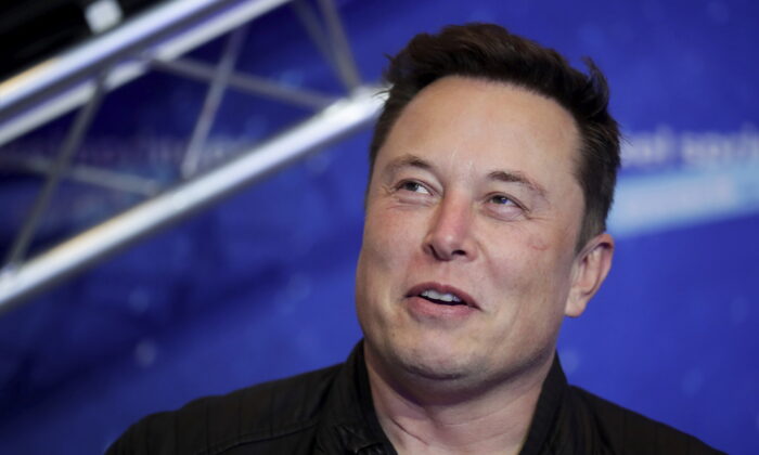 Giám đốc điều hành của Tesla và SpaceX, ông Elon Musk, xuất hiện trên thảm đỏ lễ trao giải truyền thông Axel Springer tại Berlin vào ngày 01/12/2020. (Ảnh: Hannibal Hanschke/Pool Photo qua AP)
