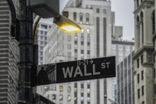 Một ngọn đèn đường chiếu sáng bảng hiệu Wall Street bên ngoài Sở Giao dịch Chứng khoán New York ở thành phố New York, hôm 03/10/2022. (Ảnh: Bebeto Matthews/AP Photo)