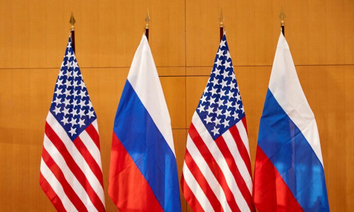 Quốc kỳ Nga và Hoa Kỳ trước cuộc hội đàm giữa Thứ trưởng Ngoại giao Nga Sergei Ryabkov và Thứ trưởng Ngoại giao Hoa Kỳ Wendy Sherman tại Phái bộ Hoa Kỳ ở Geneva, Thụy Sĩ, hôm 10/01/2022. (Ảnh: Denis Balibouse/Reuters)