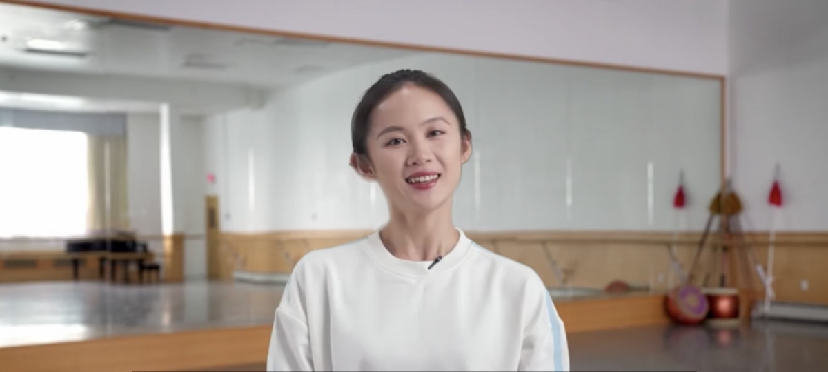 Nữ nghệ sĩ múa chính của Đoàn Nghệ thuật Biểu diễn Shen Yun, cô Angelia Wang, giải thích về những đặc điểm khác biệt giữa múa ballet và múa cổ điển Trung Hoa. (Ảnh: Shen Yun Zhou Pin)