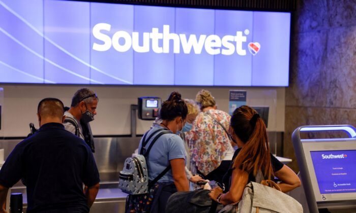 Hành khách làm thủ tục cho chuyến bay của Southwest Airlines tại Phi trường Quốc tế Orlando ở Orlando, Florida, vào ngày 11/10/2021. (Ảnh: Joe Skipper/Reuters)