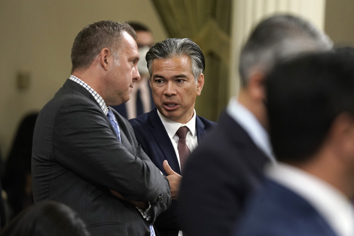 Tổng Chưởng lý California Rob Bonta (phải) nói chuyện với Dân biểu Adam Gray (Dân Chủ-Merced), khi các nhà lập pháp thảo luận về dự luật kiểm soát súng tại Quốc hội ở Sacramento, California, hôm 01/09/2022. (Ảnh: Rich Pedroncelli/AP Photo)