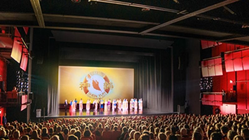 Những tràng pháo tay nồng nhiệt dành cho buổi biểu diễn đầu tiên của Shen Yun mùa diễn 2023 tại Nhà hát Quảng trường Potsdamer (Theater am Potsdamer Platz) ở Berlin. (Ảnh: Epoch Times)
