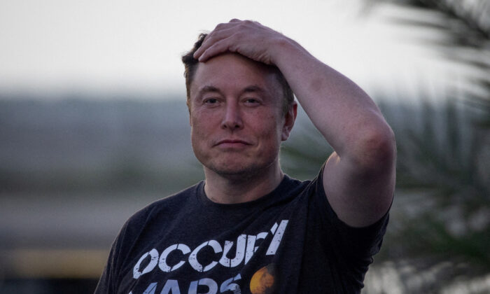 Kỹ sư trưởng của SpaceX, ông Elon Musk, chuẩn bị tham gia một cuộc họp báo chung với Giám đốc điều hành T-Mobile Mike Sievert tại SpaceX Starbase, ở Brownsville, Texas, hôm 25/08/2022. (Ảnh: Adrees Latif/Reuters)