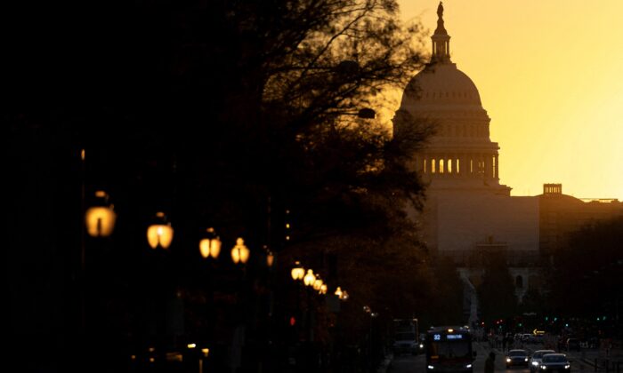 Bình minh ló rạng trên Điện Capitol Hoa Kỳ ở Hoa Thịnh Đốn hôm 09/11/2022. (Ảnh: Tom Brenner/Reuters)