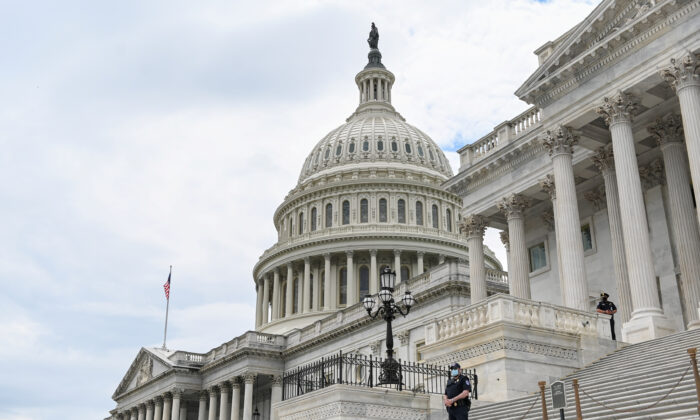 Cảnh sát đeo khẩu trang đứng canh gác Tòa nhà Capitol Hoa Kỳ ở Hoa Thịnh Đốn vào ngày 14/05/2020. (Ảnh: Erin Scott/Reuters)