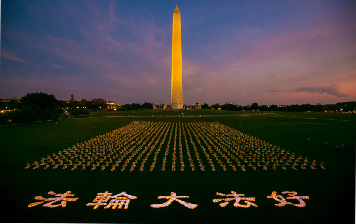 Hơn một ngàn học viên Pháp Luân Công tổ chức một buổi thắp nến tưởng niệm tại Đài tưởng niệm Washington hôm 21/07/2022. (Ảnh: Lisa Fan/The Epoch Times)