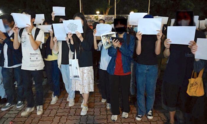 Hôm 29/11/2022, tại Quảng trường Văn hóa của Đại học Trung văn Hồng Kông, hàng chục sinh viên đã bày tỏ sự ủng hộ đối với “Cuộc biểu tình Giấy Trắng” của Trung Quốc đại lục. (Ảnh: Đăng dưới sự cho phép của University Community Press)
