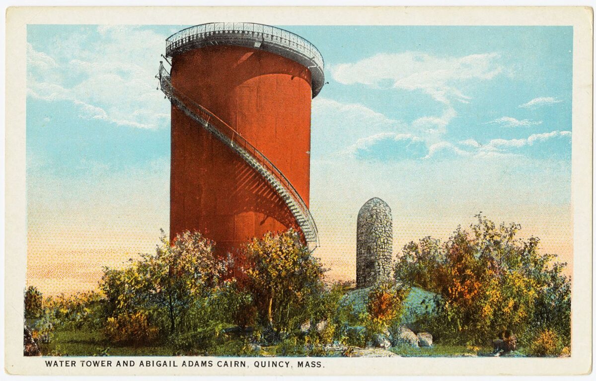 Tấm bưu thiếp (giữa năm 1930 và 1945) có hình một tháp nước và tháp đá Abigail Adams, nơi bà Adams dũng cảm quan sát thời khắc khởi đầu của cuộc chiến tranh ở thành phố Quincy, tiểu bang Massachusetts. (Ảnh: Tài sản công)