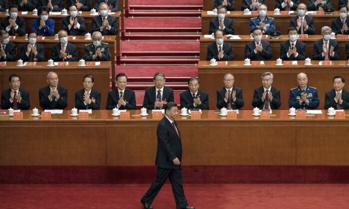 Chủ tịch Tập Cận Bình (Giữa) bước lên bục để đọc bài diễn văn trong tràng pháo tay hoan nghênh của các thành viên cao cấp và đại diện của Đảng Cộng sản Trung Quốc trong lễ khai mạc Đại hội Đảng Toàn quốc khóa 20 tại Bắc Kinh, Trung Quốc, hôm 16/10/2022. (Ảnh: Kevin Frayer/Getty Images)