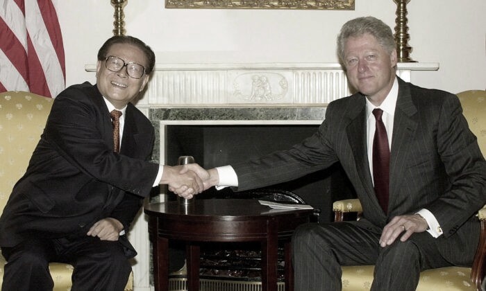Tổng thống Hoa Kỳ Bill Clinton (phải) gặp lãnh đạo Trung Quốc Giang Trạch Dân vào ngày 08/09/2000 tại thành phố New York. (Ảnh: Joyce Naltchayan/AFP qua Getty Images)