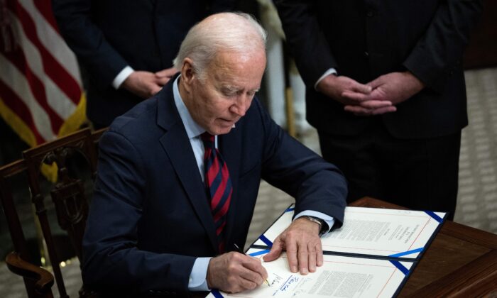 Tổng thống Joe Biden ký một nghị quyết ngăn chặn việc đóng cửa đường sắt trên toàn quốc, tại Hoa Thịnh Đốn hôm 02/12/2022. (Ảnh: Brendan Smialowski/AFP via Getty Images)
