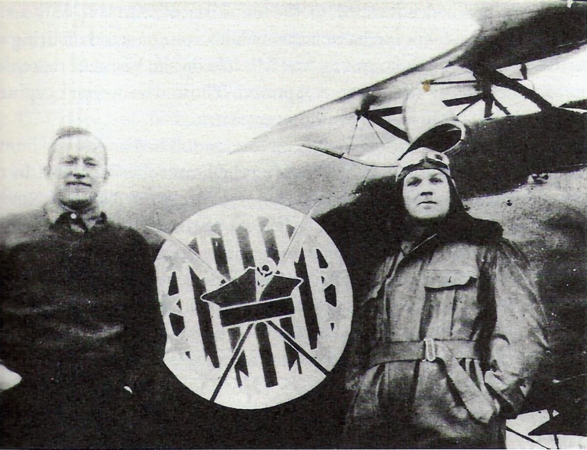 (Từ trái sang phải): ông Merian C. Cooper và ông Cedric Fauntleroy, những phi công từng chiến đấu trong Phi đội Kosciuszko của Lực lượng Không quân Ba Lan, đứng chụp một tấm ảnh từ năm 1919 đến 1920. (Ảnh: Tài sản công)