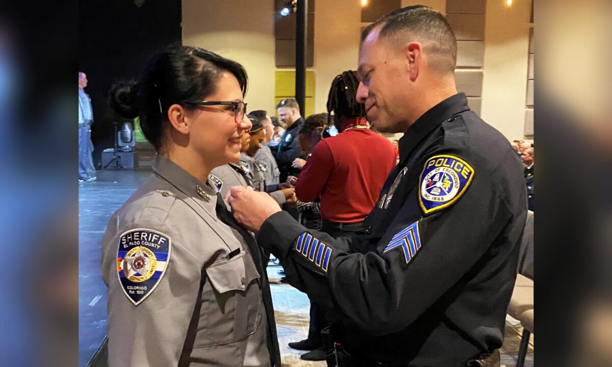 Trung sĩ Jeff Valdivia cài huy hiệu lên áo sơ mi của sĩ quan Natalie Young trong lễ tốt nghiệp Học viện Cảnh sát Quận El Paso, 22 năm sau khi cứu sống cô. (Ảnh: Đăng dưới sự cho phép của Văn phòng Cảnh sát Quận El Paso)