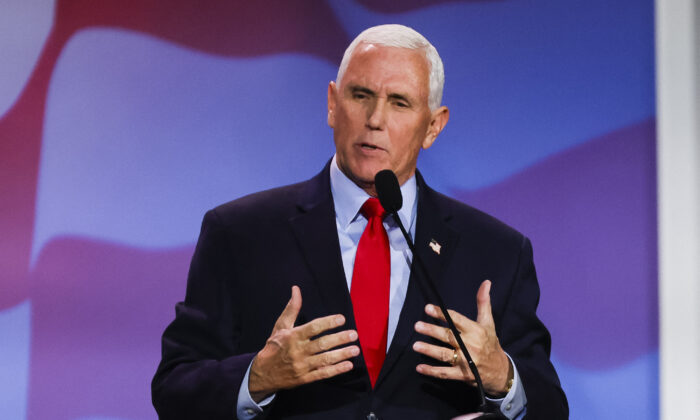 Cựu Phó Tổng thống Mike Pence ra hiệu khi trình bày trong một cuộc họp thường niên của Liên minh Do Thái Đảng Cộng Hòa ở Las Vegas, Nevada, hôm 19/11/2022. (Ảnh: Wade Vandervort/AFP qua Getty Images)
