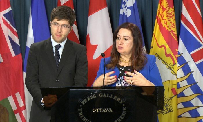Thượng nghị sĩ Salma Ataullahjan (bên phải) và Nghị sĩ Garnett Genuis nói chuyện với các phóng viên trên Đồi Quốc hội ở Ottawa, vào ngày 12/12/2017. (Ảnh: Limin Zhou/The Epoch Times)