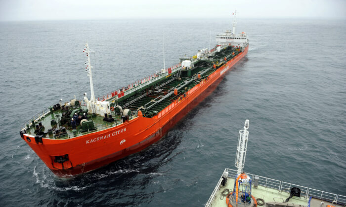 Một tàu chở dầu Caspian Stream tiếp cận bệ cố định chống băng Lukoil LSP-1 của Nga, tại mỏ dầu Korchagin bên ngoài Astrakhan, phía tây nam nước Nga. (Ảnh: Mikhail Mordasov/AFP)