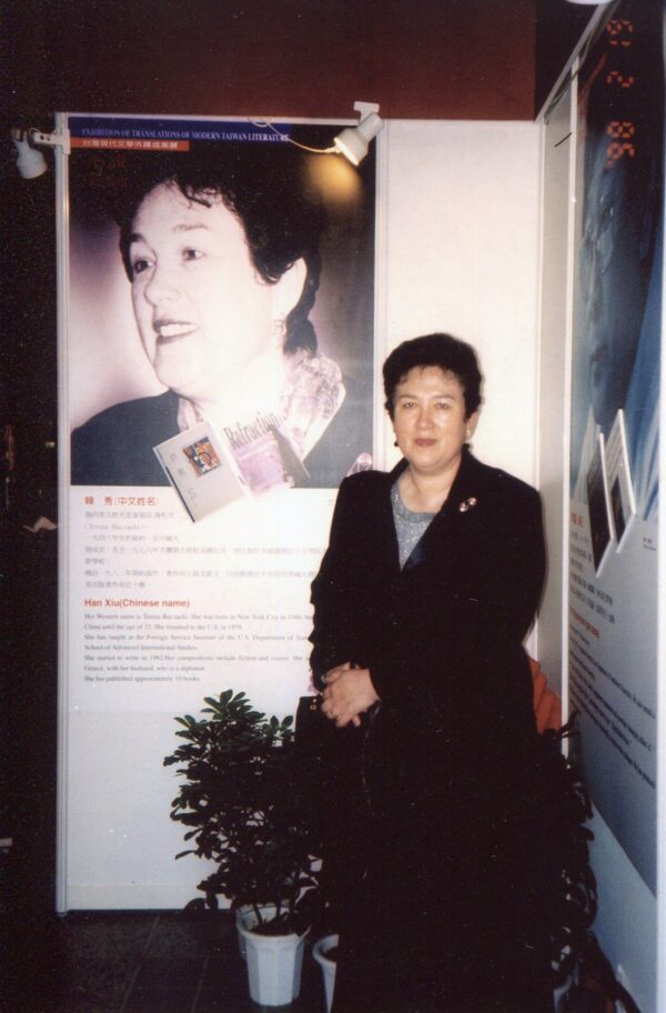 Bà Buczacki với cuốn sách đầu tay: “Sự Xuyên Tạc: Một Cô Gái Mỹ Ở Trung Quốc Đại Lục,” được trưng bày tại Triển lãm Sách Quốc tế Đài Bắc trong những năm 90. (Ảnh: Đăng dưới sự cho phép của bà Teresa Buczacki)