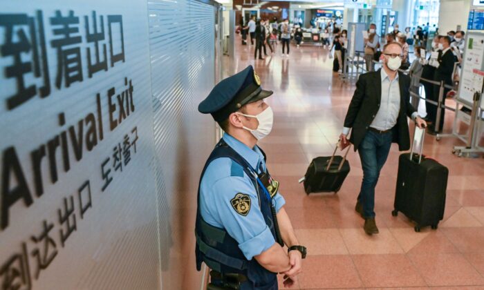 Hành khách đến nhà ga quốc tế của phi trường Haneda ở Tokyo hôm 11/10/2022. Nhật Bản mở cửa trở lại với du khách ngoại quốc sau hai năm rưỡi áp dụng các biện pháp hạn chế COVID. (Ảnh: Richard A. Brooks/AFP qua Getty Images)