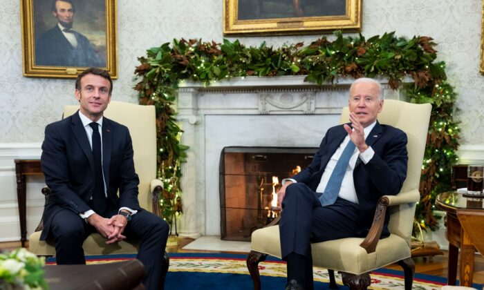 Tổng thống Hoa Kỳ Joe Biden và Tổng thống Pháp Emmanuel Macron (phải) gặp nhau tại Oval Office ở Tòa Bạch Ốc tại Hoa Thịnh Đốn hôm 01/12/2022. (Ảnh: Doug Mills/Pool/Getty Images)