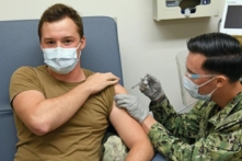 Một quân nhân bệnh viện chích vaccine COVID-19 cho một quân nhân khác tại Phòng khám Y tế Hải quân Hawaii vào ngày 16/12/2020. (Ảnh: Phòng khám Y tế Hải quân Hawaii)