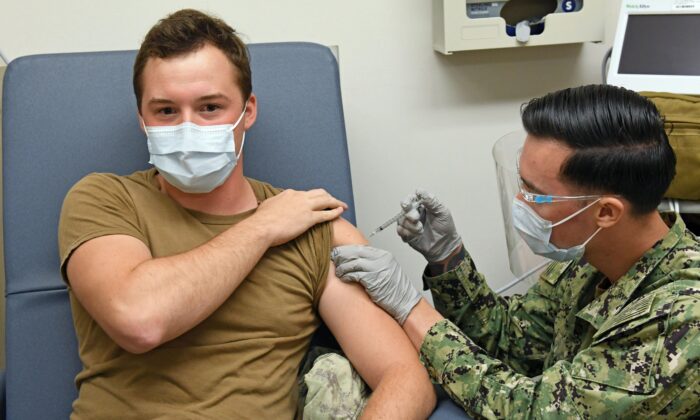 Một quân nhân bệnh viện chích vaccine COVID-19 cho một quân nhân khác tại Phòng khám Y tế Hải quân Hawaii vào ngày 16/12/2020. (Ảnh: Phòng khám Y tế Hải quân Hawaii)