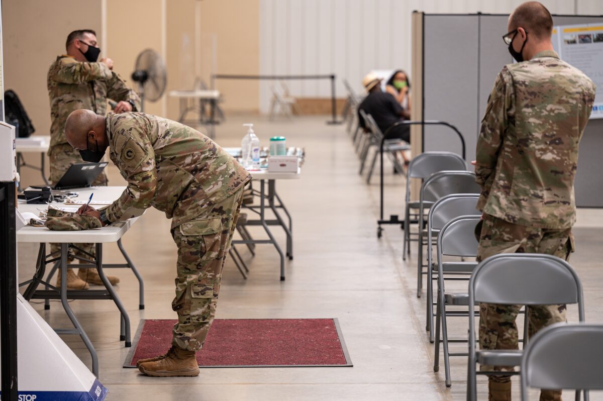 Các binh sĩ nộp hồ sơ giấy tờ trước khi được chích vaccine COVID-19 tại Fort Knox, Kentucky, vào ngày 09/09/2021. (Ảnh: Jon Cherry/Getty Images)