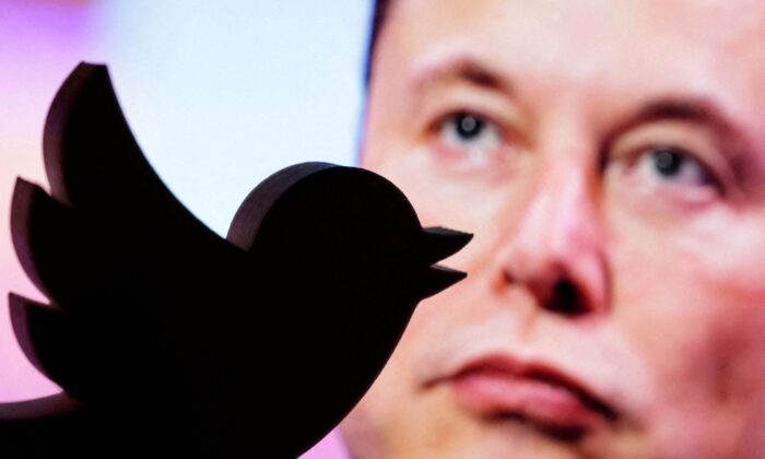 Logo Twitter in 3D được nhìn thấy phía trước một bức ảnh hiển thị ông Elon Musk trong hình minh họa này, hôm 27/10/2022. (Ảnh: Dado Ruvic/Illustration/Reuters)