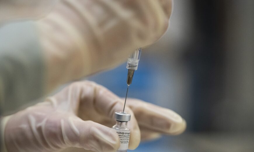 Một nhân viên y tế chuẩn bị các liều vaccine COVID-19 của Pfizer ở Portland, Oregon, trong một bức ảnh tư liệu. (Ảnh: Nathan Howard/Getty Images)