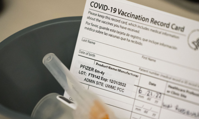 Bác sĩ tim mạch: Twitter đã chặn thông tin về điều trị sớm COVID-19 và những mối lo ngại về an toàn của vaccine