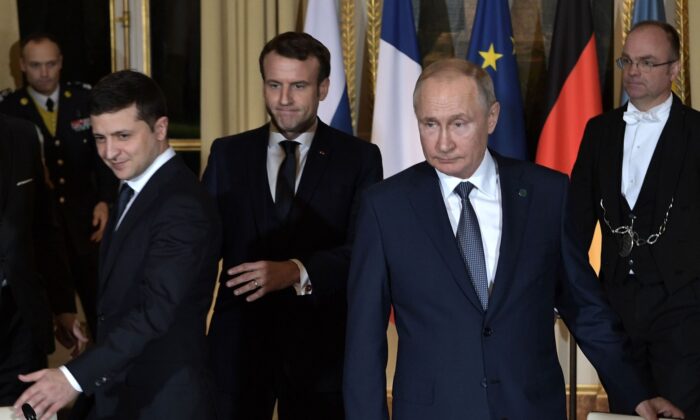 Tổng thống Ukraine Volodymyr Zelensky (Trái), Tổng thống Pháp Emmanuel Macron (Giữa) và Tổng thống Nga Vladimir Putin (Phải) đến tham dự một cuộc họp về Ukraine với Thủ tướng Đức tại Cung điện Elysee, ở Paris, vào ngày 09/12/2019. (Ảnh: Alexey Nikolsky/Sputnik/AFP qua Getty Images)