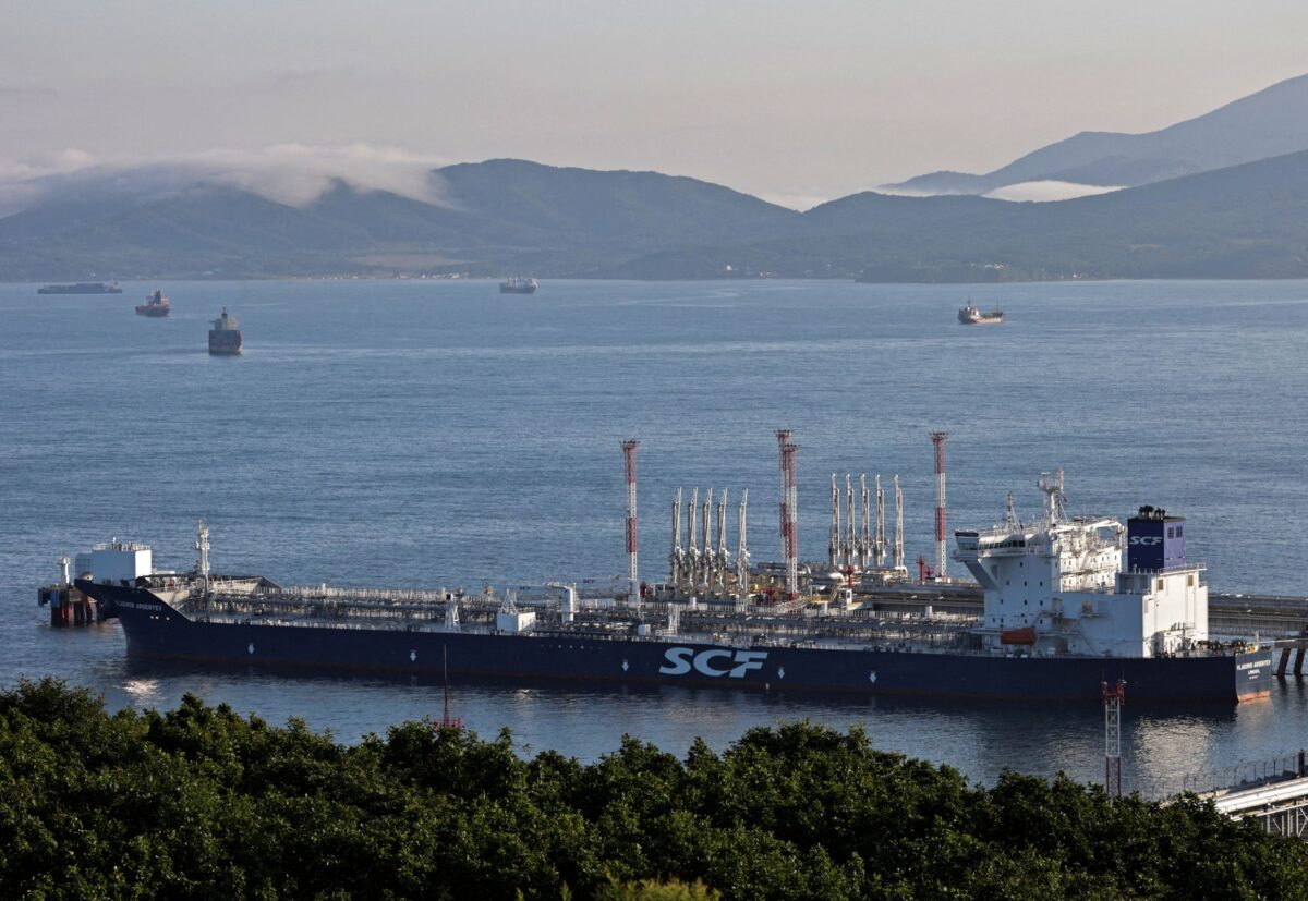Ảnh chụp từ trên không cho thấy tàu chở dầu Vladimir Arsenyev tại cảng dầu thô Kozmino trên bờ Vịnh Nakhodka gần thành phố cảng Nakhodka, Nga, hôm 12/08/2022. (Ảnh: Tatiana Meel/Reuters)