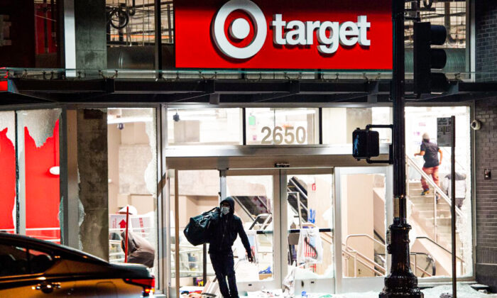 Một kẻ cướp bóc cướp một cửa hàng Target ở Oakland, California, trong một bức ảnh tư liệu. (Ảnh: Josh Edelson/AFP qua Getty Images)
