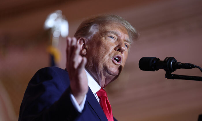 Cựu Tổng thống Hoa Kỳ Donald Trump nói tại Palm Beach, Florida, hôm 15/11/2022. (Ảnh: Joe Raedle/Getty Images)