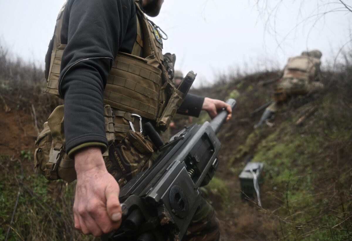 Quân nhân Ukraine chuẩn bị súng phóng lựu tự động MK-19 do Mỹ sản xuất ở miền đông Ukraine hôm 17/12/2022. (Ảnh: Genya Savilov/AFP qua Getty Images)