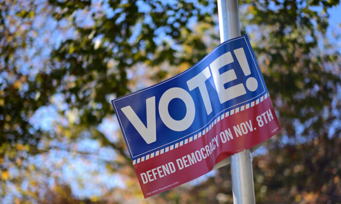 Một tấm bảng hiệu của Đảng Dân Chủ khuyến khích mọi người bỏ phiếu trong cuộc tổng tuyển cử giữa kỳ được nhìn thấy ở Philadelphia hôm 07/11/2022. (Ảnh: Mark Makela/Getty Images)