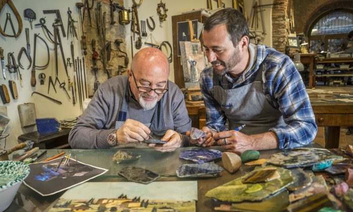Ông Renzo và anh Leonardo Scarpelli tại xưởng Scarpelli Mosaici ở thành phố Florence, nước Ý. (Ảnh: Guido Cozzi)