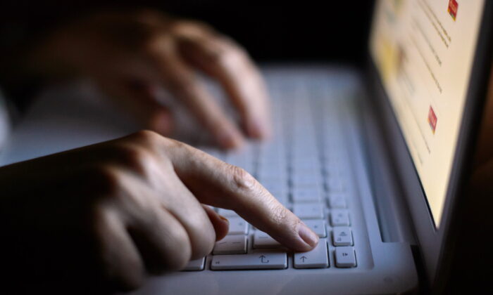 Một người đang sử dụng một chiếc máy điện toán trong một bức ảnh tư liệu không ghi ngày tháng. (Ảnh: Dominic Lipinski/PA Media)