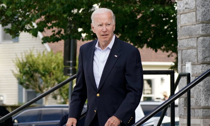 Tổng thống Joe Biden rời Nhà thờ Công giáo La Mã St. Edmond sau khi tham dự một buổi thánh lễ ở Rehoboth Beach, Delaware, hôm 18/06/2022. (Ảnh: Elizabeth Frantz/Reuters)